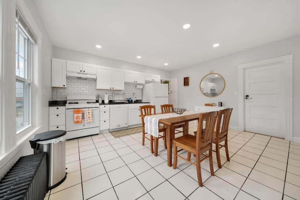 5Br 2Bh Bright & Spacious Apt In Brighton Boston Room photo
