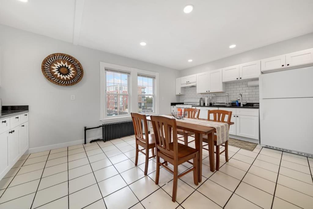5Br 2Bh Bright & Spacious Apt In Brighton Boston Room photo